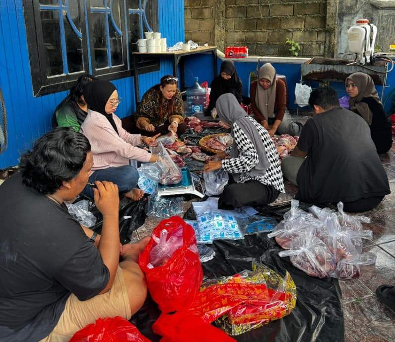 Proses pengemasan daging kurban dilakukan di Sekretariat PWI Berau. (Foto: Nur Hidayah/ pusaranmedia.com)