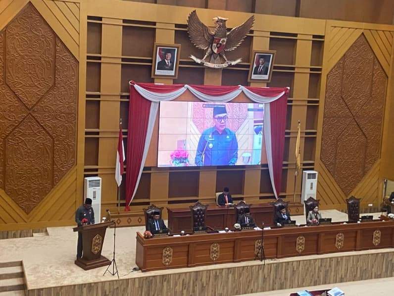 Paripurna bersama DPRD Kota Samarinda dalam agenda Penandatanganan Nota Kesepakatan Perubahan KUA dan PPAS tahun anggaran 2026 serta penyampaian Raperda dan Penjelasan Nota Keuangan anggaran 2027, Senin (21/9/2026) malam. (Foto: Tri/Pusaranmedia.com)