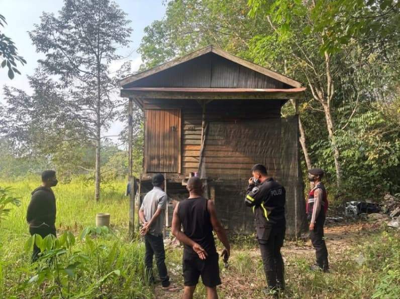 Terlihat aparat kepolisian dan warga saat mendatangi sebuah pondok yang di dalamnya ada mayat seorang pria berinisial AS (40) tepatnya di Sangatta Selatan Kutai Timur. (Foto: Dok.Polres Kutim)