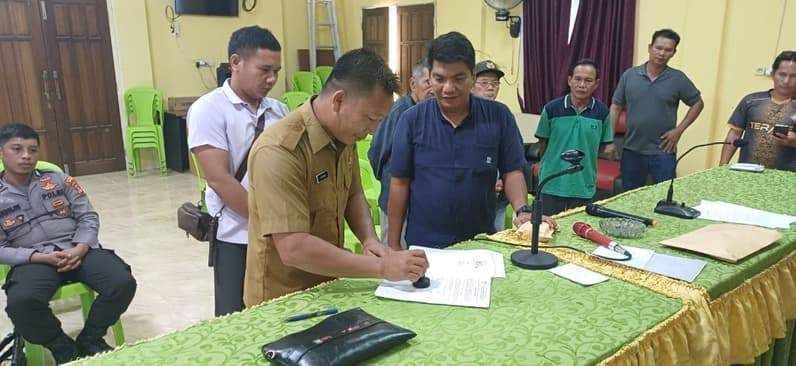 Proses penandatangan perjanjian antara pihak perusahaan dan masyarakat Desa Sabuluan, Kecamatan Sembakung Atulai (Foto: Supardi)