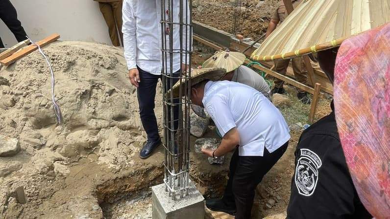 Peletakan batu pertama pembangunan Kantor Desa Jembayan Tengah oleh Bupati Kukar (Foto: Aswin/pusaranmedia.com)