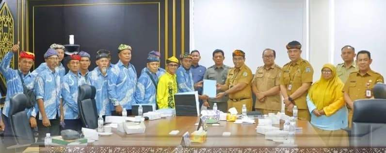 Momen foto bersama di Kantor DPRD Kaltara. (Foto: Istimewa)