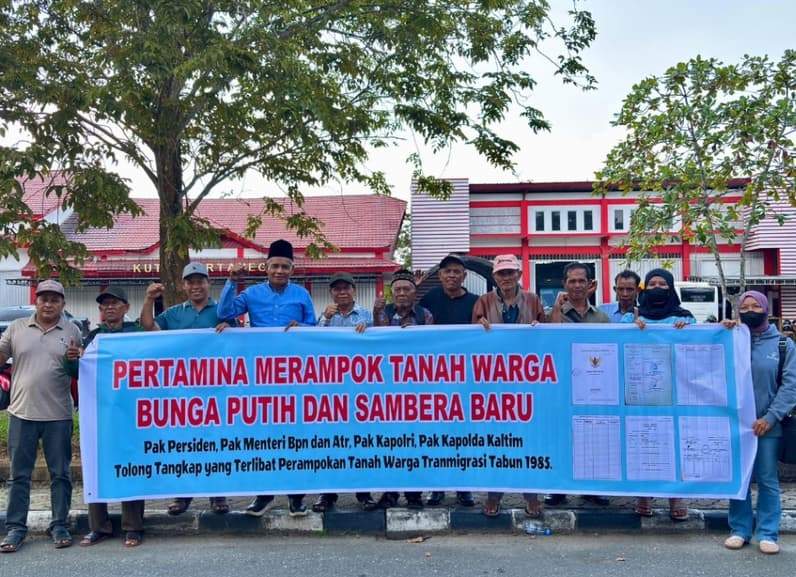 Usai RDP, warga membentangkan spanduk protes terhadap klaim kepemilikan lahan mereka yang digunakan PHSS. (Foto: Aswin/Pusaranmedia.com)