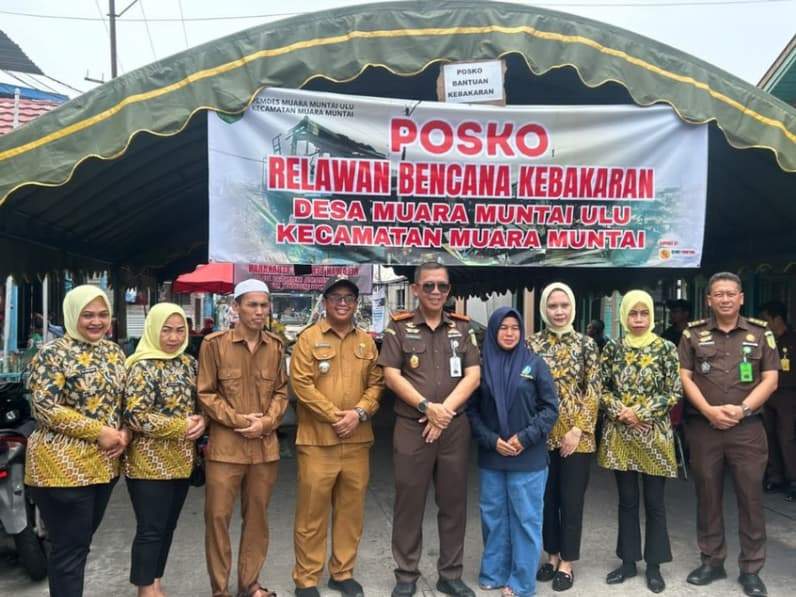 Momen kejari bersama pwi kukar sambangi posko kebakaran di muara muntai (Foto: Pwi Kukar)