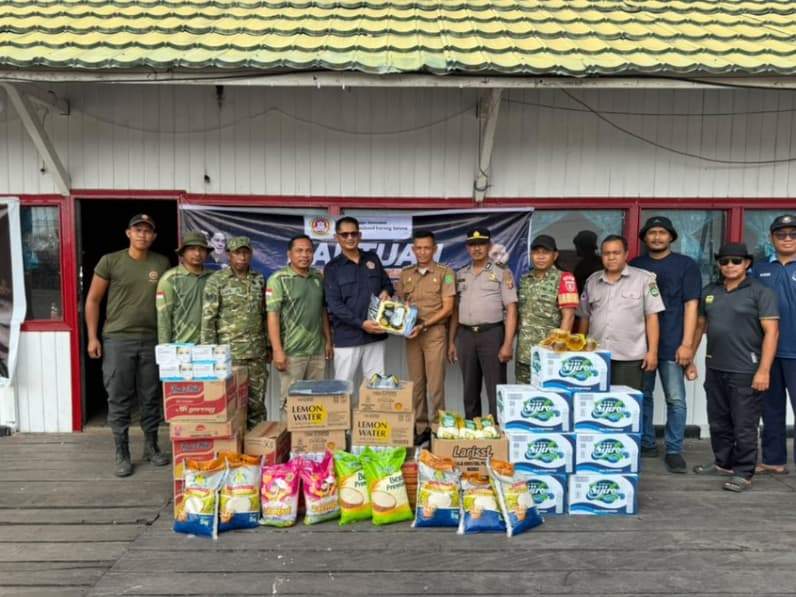 Penyarahan bantuan dari karang taruna ke pemerintah kecamatan muara kaman untuk posko penanganan karhutla. (Foto: Pengurus Karang Taruna)