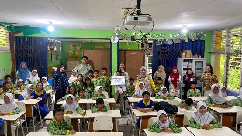 Yayasan Baitul Maal PLN menyalurkan bantuan pendidikan secara simbolis di SDN 006 Balikpapan Tengah. (Foto: PLN UID Kaltimra)