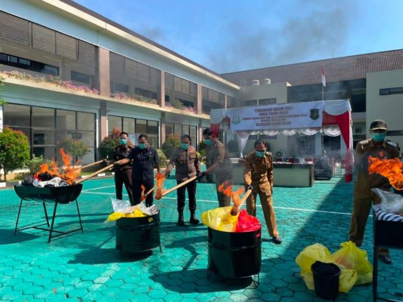 Pemusnahan Barang Bukti Tindak Pidana Umum yang di gelar di halaman belakang Kejaksaan Negeri Berau. (Foto: Nur Hidayah/ pusaranmedia.com)