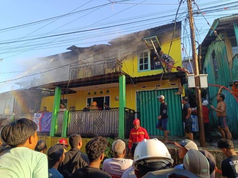 Proses pemadam kobaran api di satu rumah Jalan Sulawesi Gang Buntu RT 45 Kelurahan Karang Rejo, Kecamatan Balikpapan Tengah, Rabu (26/8/2026). (Foto: Achmad Fadillah/Pusaranmedia.com)