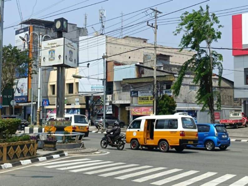 Angkot berwarna kuning melintas di Jalan Ahmad Yani kawasan perkotaan, Rabu (21/10/2026). (Foto: Achmad Fadillah/Pusaranmedia.com)