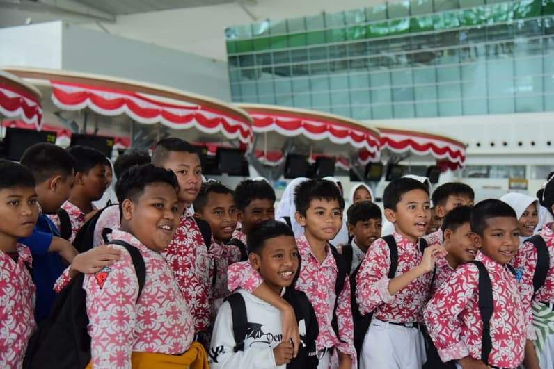 Sejumlah siswa menambah pengalaman baru di bandara dalam kegiatan edutour. (Foto: Bandara SAMS Sepinggan)