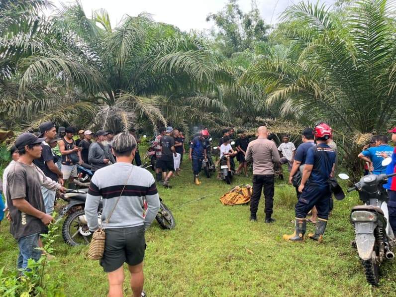 Saat evakuasi penggembala sapi yang ditemukan meninggal dunia di sungai, di kawasan Kecamatan Kuaro, Kabupaten Paser. (Foto : Dok Polres Paser)