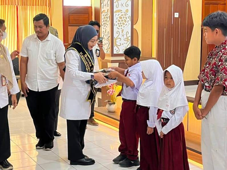 Bupati Berau menyerahkan secara simbolis seragam sekolah gratis bagi siswa SD dan SMP negeri. (Foto: Nur Hidayah/Pusaranmedia.com)