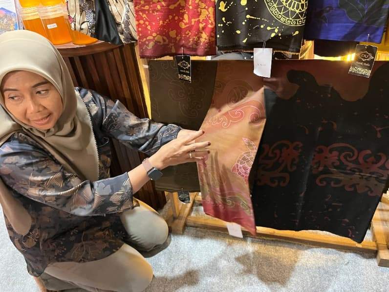 Batik Panaan yang diolah menggunakan pupuk urea hadir di Stan Kecamatan Kelay. (Foto: Nur Hidayah/ pusaranmedia.com)