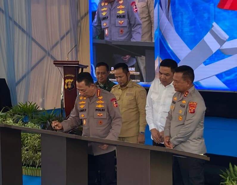 Kapolri Jenderal Listyo Sigit saat menandatangani prasasti peresmian Asrama Polisi Polresta Samarinda di Gelatik, Temindung Permai, Kota Samarinda, Senin (18/5/2026). (Foto: Tri/Pusaranmedia.com)