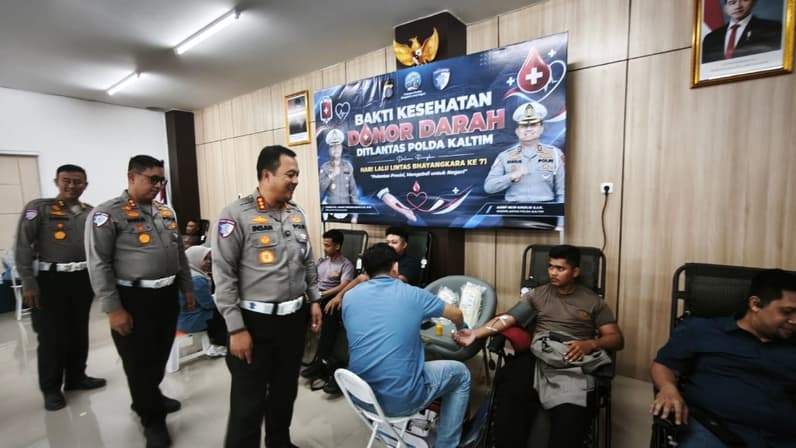 Dirlantas Polda Kaltim, Kombes Pol Ahmad Yanuari Insan meninjau pelaksanaan donor darah di Aula Mako Ditlantas Polda Kaltim, Kamis (17/9/2026). (Foto: Achmad Fadillah/Pusaranmedia.com)