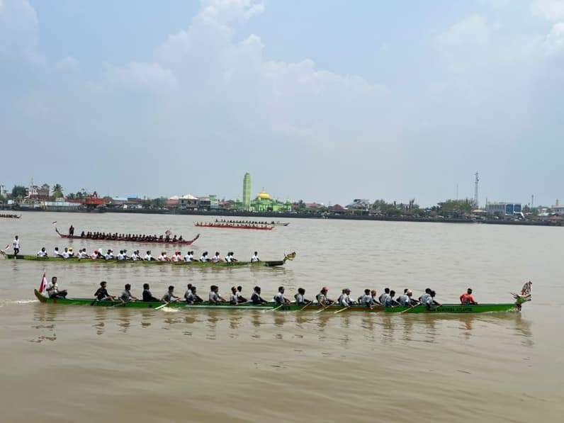 Lomba Perahu Panjang. (Foto: Nur Hidayah/ pusaranmedia.com)