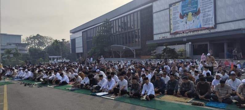 Salat istisqa yang digelar di halaman parkir Balai Kota Samarinda, Jumat (11/9/2026). (Foto: Tri/Pusaranmedia.com)