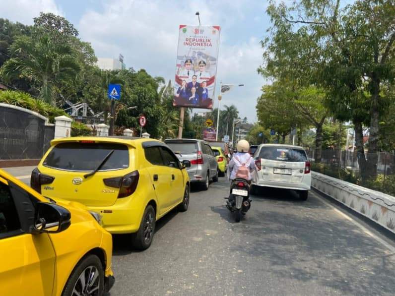 Antrean BBM yang mengular hingga ke badan jalan di kawasan Kesuma Bangsa, Selasa (15/9/2026). (Foto: Tri/Pusaranmedia.com)