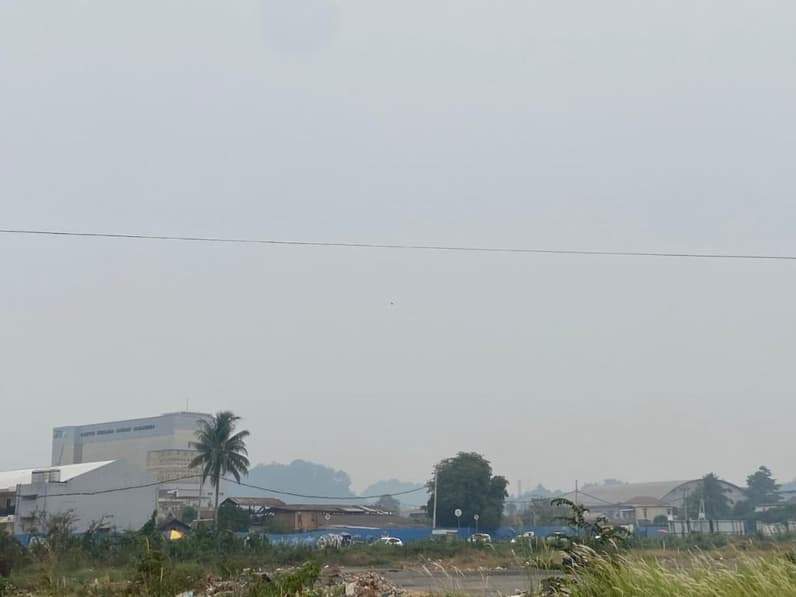 Kota Samarinda diselimuti asap sejak pagi membuat kualitas udara memburuk, Rabu (16/9/2026). (Foto: Tri/Pusaranmedia.com)