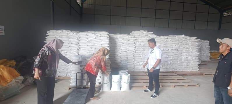Pemeriksaan beras bantuan sebelum di distribusikan ke masyarakat oleh DKPP Nunukan dan Perum Bulog Tarakan (Foto: DKPP Nunukan)