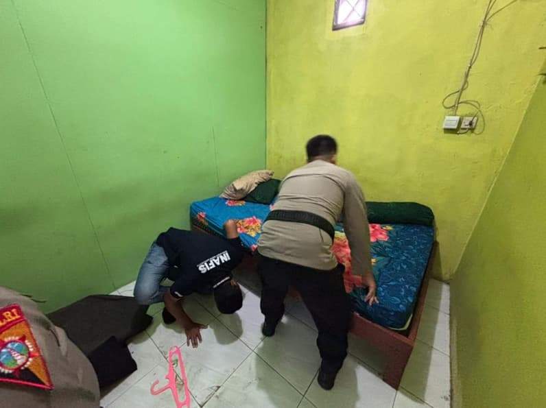 Saat Tim Inafis Sat Reskrim Polres Paser olah TKP penemuan jasad di Penginapan Sederhana, Desa Tanah Periuk, Kecamatan Tanah Grogot, Kabupaten Paser. (Foto: Dok.Polres Paser)