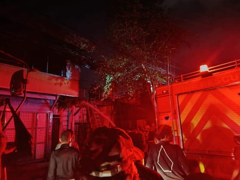 Petugas pemadam kebakaran memadamkan kobaran api di satu bangun rumah berserta bengkel di RT 2 Kelurahan Marga Sari, Kecamatan Balikpapan Barat, Kamis (1/10/2026). (Foto: Achmad Fadillah/Pusaranmedia.com)
