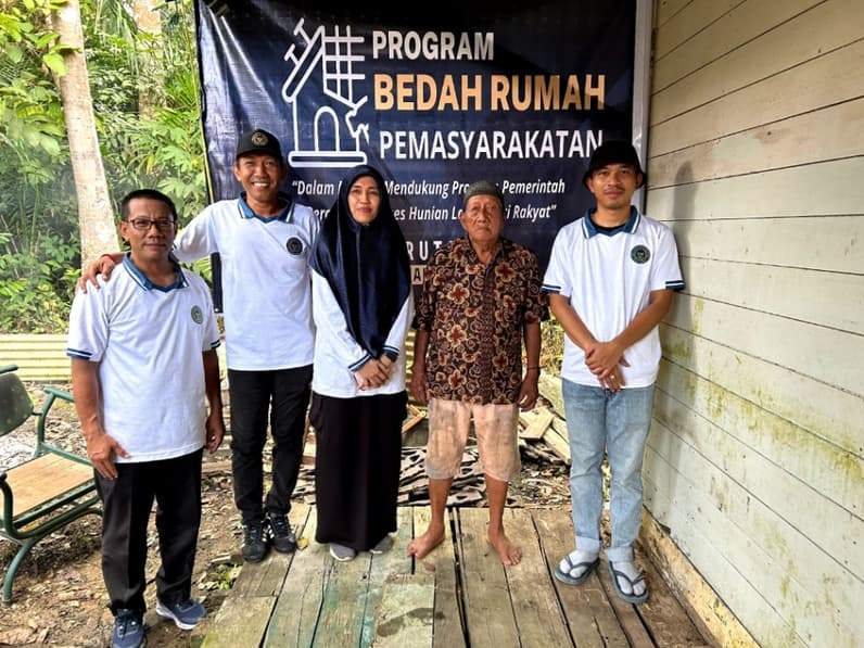 Saat pihak Rutan Tanah Grogot bersama pemilik rumah kurang mampu Kurnain (dua dari kanan). (Foto : Dok Rutan Tanah Grogot)