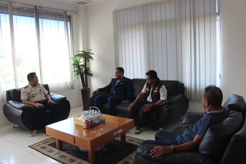 Pertemuan Kepala Kantor Imigrasi Kelas II Nunukan Adrian Soetrisno bersama MPLO dan Kasubkum Ditpolairud Polda Kaltara. (Foto: Imigrasi Nunukan)