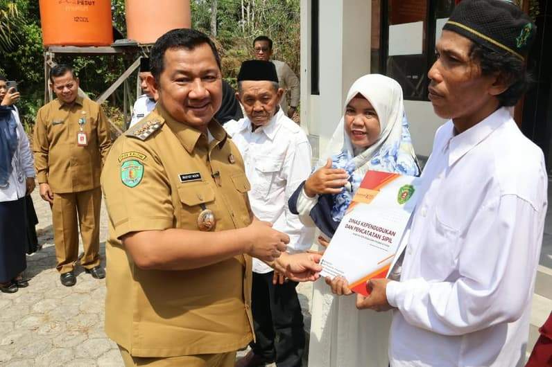 Bupati PPU, Mudyat Noor menyerahkan dokumen legalitas perkawinan bagi pasangan mengikuti program isbat nikah dan nikah massal, Senin (21/9/2026). (Foto: Humas Setkab PPU)