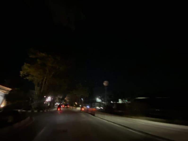 Jalan S Parman Kota Samarinda yang LPJU nya tidak berfungsi, Selasa (14/7/2026). (Foto: Tri/Pusaranmedia.com)