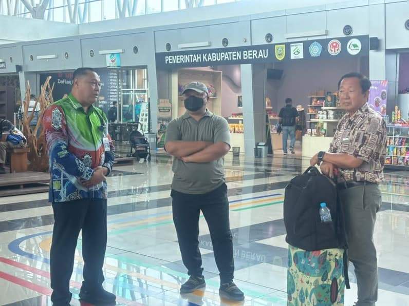 Wabup Berau di Bandara Kalimarau.(Foto: Nur Hidayah/ pusaranmedia.com)