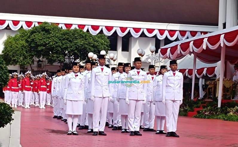 39 Paskibraka Balikpapan menjalankan tugas dalam upacara peringatan HUT ke-81 RI di Balaikota, Senin (17/8/2026). (Foto: Achmad Fadillah/Pusaranmedia.com)