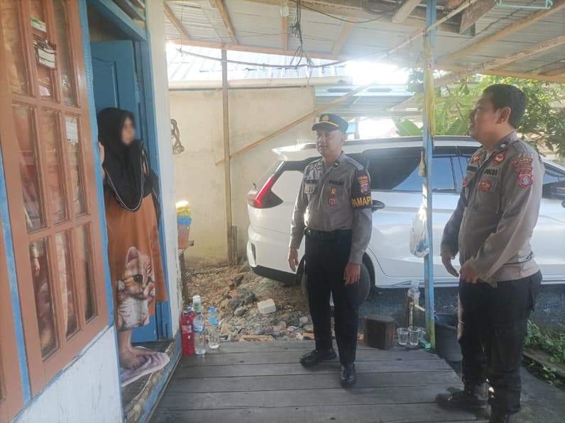 Saat Unit Pamapta Polres Paser memberikan teguran lisan kepada warga yang menghidupkan musik dengan suara keras di Kecamatan Tanah Grogot. (Foto: Dok.Pamapta Polres Paser)