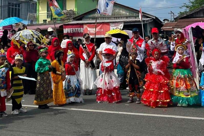 Wakil Wali Kota Bontang, Agus Haris Berada di Tengah-tengah Peserta Pawai (Dok:Lutfi Aziz/Pusaranmedia.com)