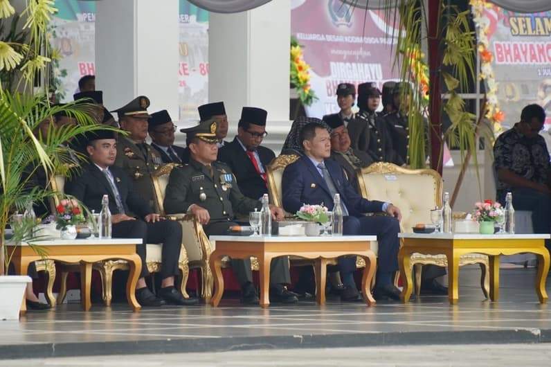 Anggota DPRD Paser Edwin Santoso saat mengikuti rangkaian upacara peringatan Hari Bhayangkara ke-80. (Foto : Dok DPRD Paser)