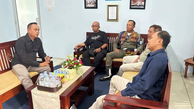 Pertemuan antara Ketua Masjid Agung Nurul Falah, M Guntur bersama Direktur Perumdam Tirta Kandilo. (Foto : Luthfi/Pusaranmedia.com)