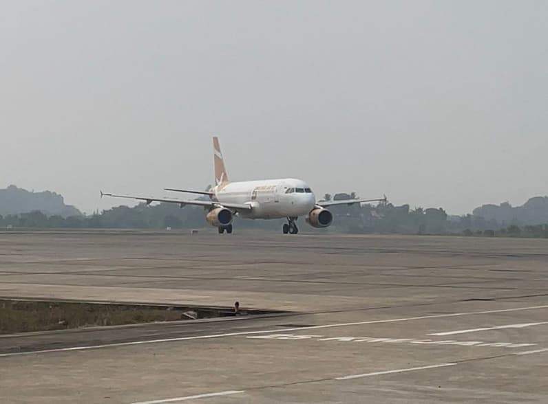 Kabut asap di bandara Kalimarau. (Foto: Istimewa)
