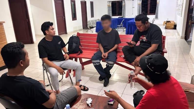Tim Macan Polres Kutim terlihat duduk mengelilingi seorang pria berinisial MI (19) diduga menyebar video pribadi korban di bawah umur. (Foto: Dok Polres Kutim)