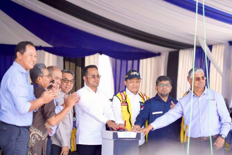 Gubernur Harum Resmikan Jalan Baru Simpang Perdau–Tepian Langsat Sepanjang 18,6 Km