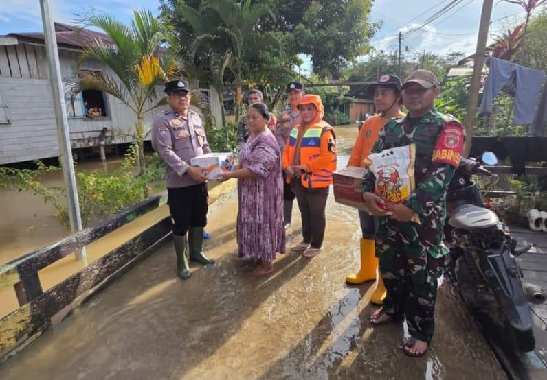 Penyaluran sembako dari Polres Kutim untuk warga. (Foto: Dok Polres Kutim)
