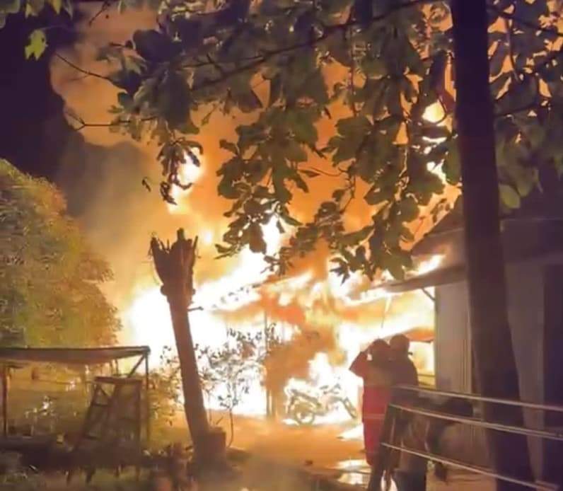 Kebakaran yang terjadi di jalan belida tengarong (Foto: Damkar Kukar)