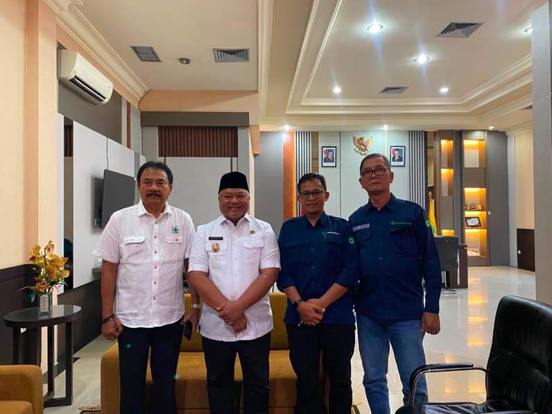 Foto bersama Wabup Berau dengan perwakilan PT TRH. (Foto: Nur Hidayah/Pusaranmedia.com)