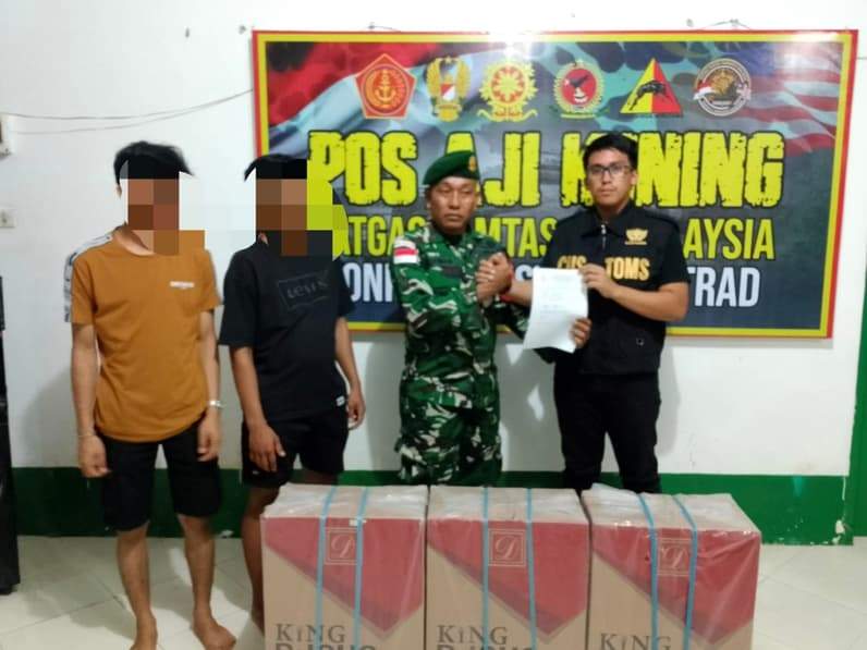 Dua terduga pelaku bersama barang bukti yang diamankan oleh Satgas Pamtas di Pulau Sebatik (Foto: Pen Yonkav 8/Narasinga Wiratama)