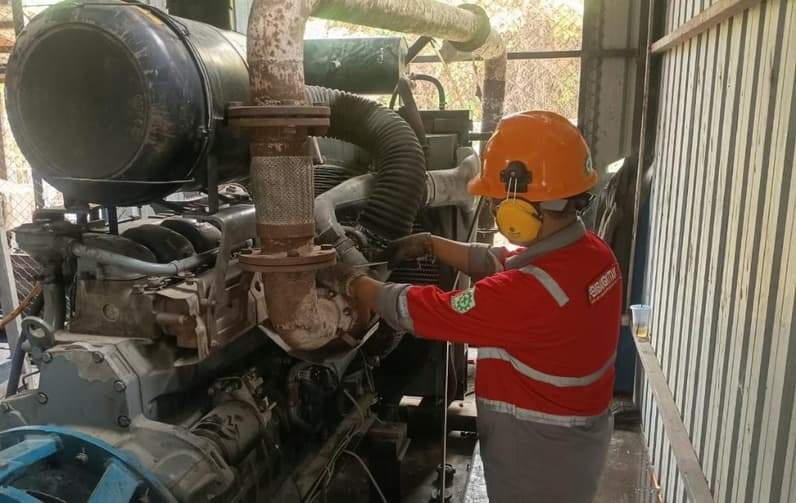 Personel mekanik menyetel mesin pembangkit listrik di PLTD Long Iram, Kabupaten Kubar. (Foto: PT PLN UID Kaltimra)