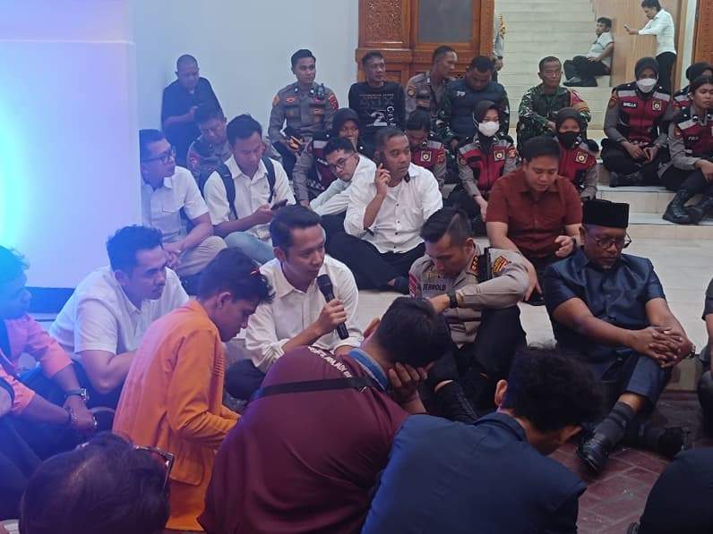 Sr Supervisor Communication & Relation Pertamina Patra Niaga Regional Kalimantan, Gayut Mustiko Jati membuka data penyaluran Pertalite di tengah massa aksi, Senin (15/6/2026). (Foto: Achmad Fadillah/Pusaranmedia.com)