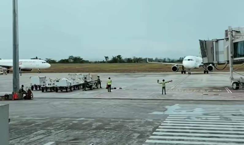 Jarak pandang di Bandara APT Pranoto belum memungkinkan dilakukan penerbangan akibat asap, Kamis (17/9/2026). (Foto: Dok.Bandara APT Pranoto)