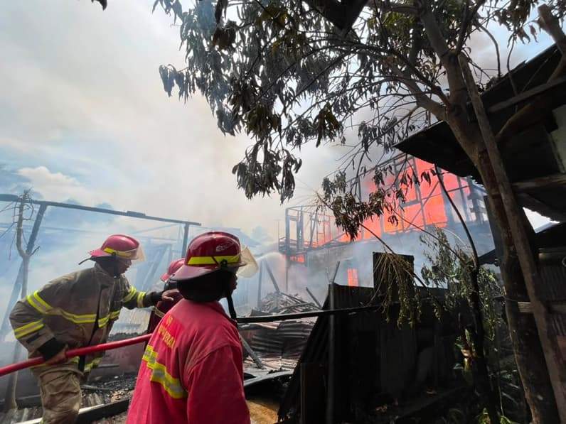 Proses pemadaman api di Gang Pulau Panjang, Kelurahan Tanjung Redeb. (Foto: Nur Hidayah/Pusaranmedia.com)