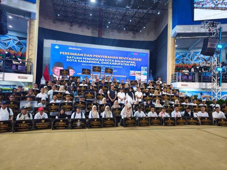 Penyerahan prasasti bantuan revitalisasi satuan pendidikan 2025 oleh Mendikdasmen, Abdul Mu'ti di BSCC Dome Balikpapan, Jumat (5/6/2026). (Foto: Achmad Fadillah/Pusaranmedia.com)