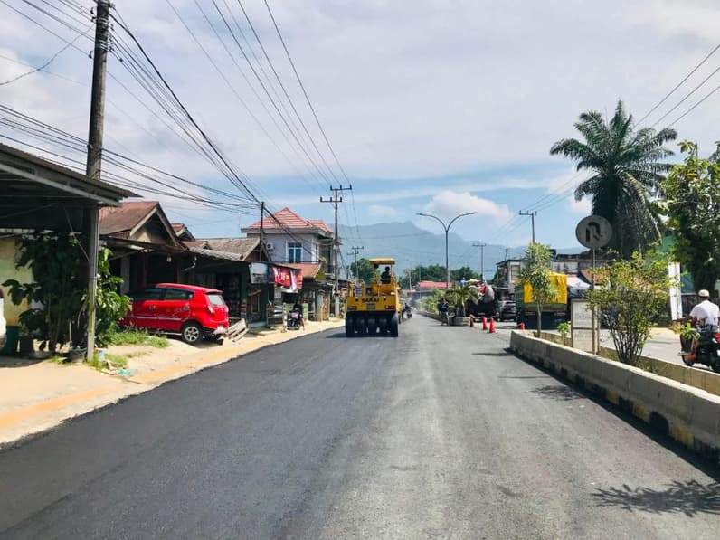 Kondisi terkini jalan provinsi di Desa Batu Kajang. (Foto : Luthfi/Pusaranmedia.com)