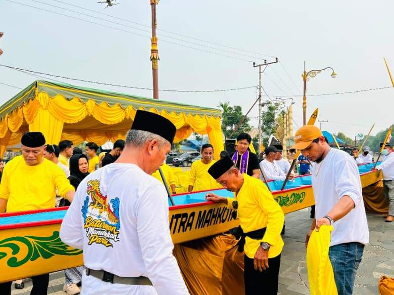 Tradisi Baturunan Manurunkan Parau. (Foto: Nur Hidayah/ pusaranmedia.com)
